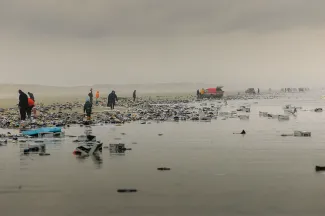Terschellinger strandjutters op het strand waar duizenden schoenen zijn aangespoeld.