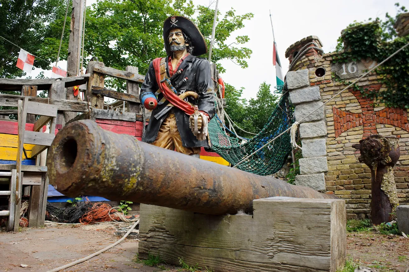 Beeld van piraat in de speeltuin achter het museum