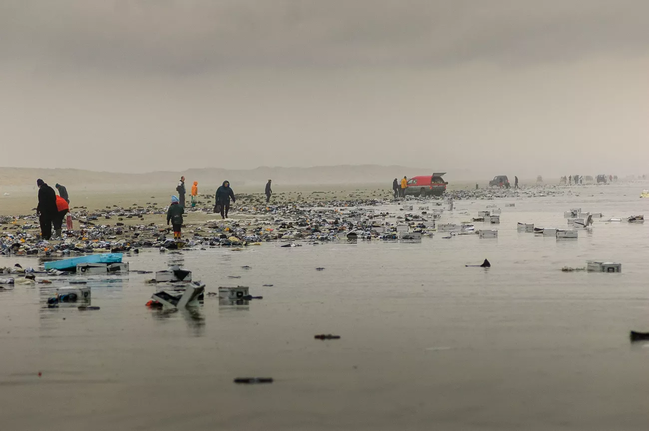 Terschellinger strandjutters op het strand waar duizenden schoenen zijn aangespoeld.