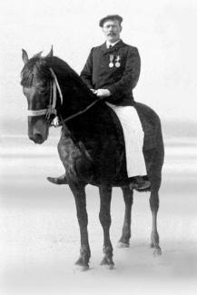 Jan Kooyman te paard op het strand