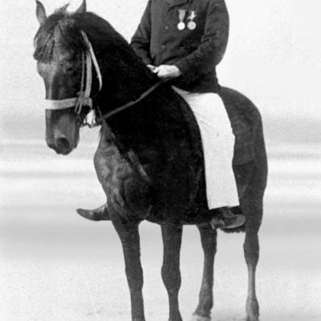 Jan Kooyman te paard op het strand